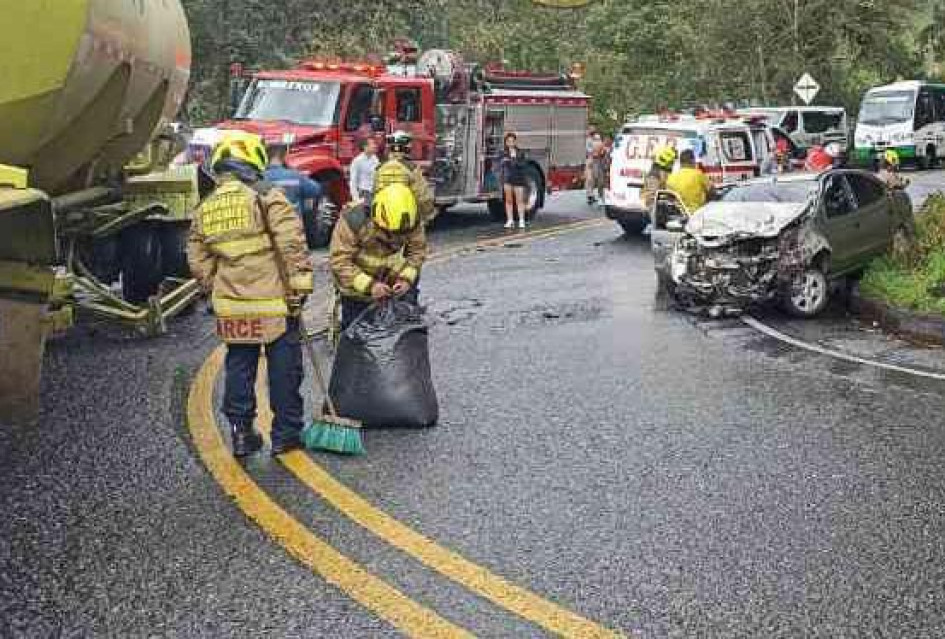 Este es el sector del accidente. El particular a la derecha y el tractocamión a la izquierda. Este es el sector del accidente. El particular a la derecha y el tractocamión a la izquierda.