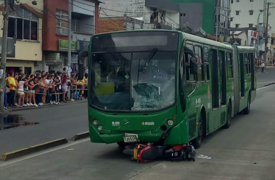 Accidente de moto con articulado del Megabús, por presuntamente, invadir carril de Solo Bus, resultó fatal para la parrillera. Accidente de moto con articulado del Megabús, por presuntamente, invadir carril de Solo Bus, resultó fatal para la parrillera.