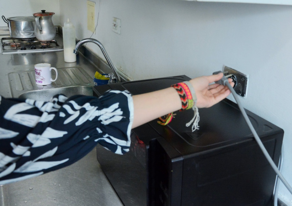 Desconectar los electrodomésticos en desuso, usar las estufas eléctricas con la menor temperatura y en el menor tiempo posibles y evitar el consumo de energía en horas pico (7:00 a.m., 12:00 m. y 7:00 p.m.) son acciones que pueden ayudar a reducir el costo de la factura de energía. Desconectar los electrodomésticos en desuso, usar las estufas eléctricas con la menor temperatura y en el menor tiempo posibles y evitar el consumo de energía en horas pico (7:00 a.m., 12:00 m. y 7:00 p.m.) son acciones que pueden ayudar a reducir el costo de la factura de energía.