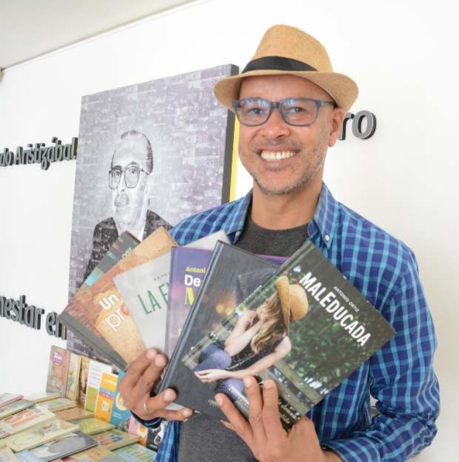 El escritor bogotano Antonio Ortiz estuvo en la sede de Confa en Manizales, durante la ceremonia de entrega de 96 bibliotecas para escuelas y colegios públicos de Caldas. El escritor bogotano Antonio Ortiz estuvo en la sede de Confa en Manizales, durante la ceremonia de entrega de 96 bibliotecas para escuelas y colegios públicos de Caldas.