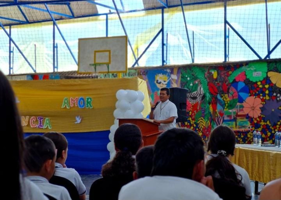 El párroco William Arango durante la ceremonia religiosa en honor a los fallecidos en la toma guerrillera de hace 24 años en Arboleda (Pensilvania). El párroco William Arango durante la ceremonia religiosa en honor a los fallecidos en la toma guerrillera de hace 24 años en Arboleda (Pensilvania).