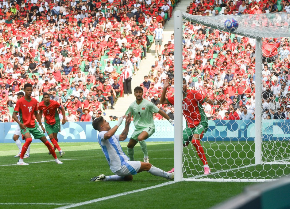 La primera jornada del fútbol en París 2024 tuvo un punto en común: los largos añadidos. En total, 123 minutos en ocho partidos -más de 15 de media-, teniendo en cuenta ambas partes. Argentina y Marruecos lideran el tiempo extra, con 24 minutos más de tiempo efectivo, 15 en el segundo tiempo. La primera jornada del fútbol en París 2024 tuvo un punto en común: los largos añadidos. En total, 123 minutos en ocho partidos -más de 15 de media-, teniendo en cuenta ambas partes. Argentina y Marruecos lideran el tiempo extra, con 24 minutos más de tiempo efectivo, 15 en el segundo tiempo.