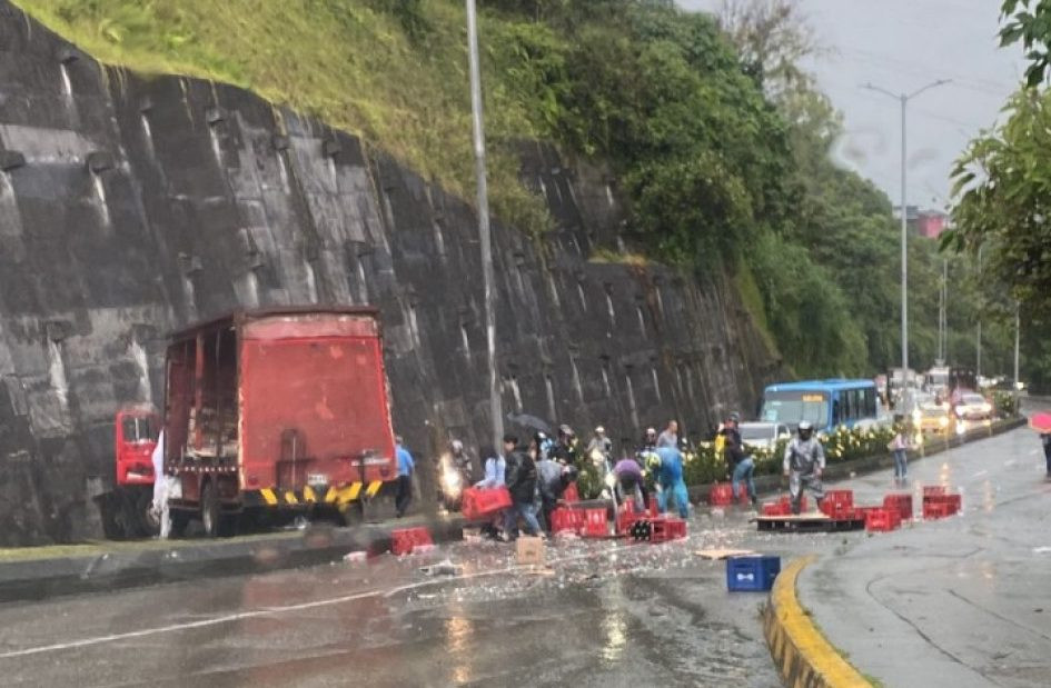 La solidaridad de las personas que ayudan al conductor a recoger la mercancía. La solidaridad de las personas que ayudan al conductor a recoger la mercancía.