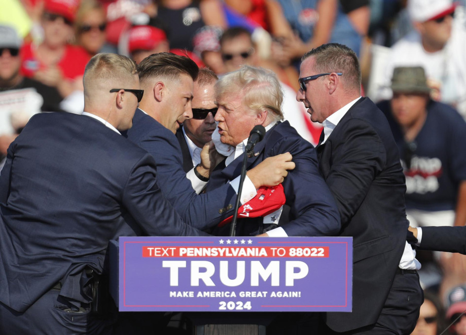 El republicano Donald Trump fue herido en su oreja derecha este sábado tras un tiroteo surgido en un mitin que el expresidente y candidato adelantaba en Pensilvania (EE.UU.). El republicano Donald Trump fue herido en su oreja derecha este sábado tras un tiroteo surgido en un mitin que el expresidente y candidato adelantaba en Pensilvania (EE.UU.).
