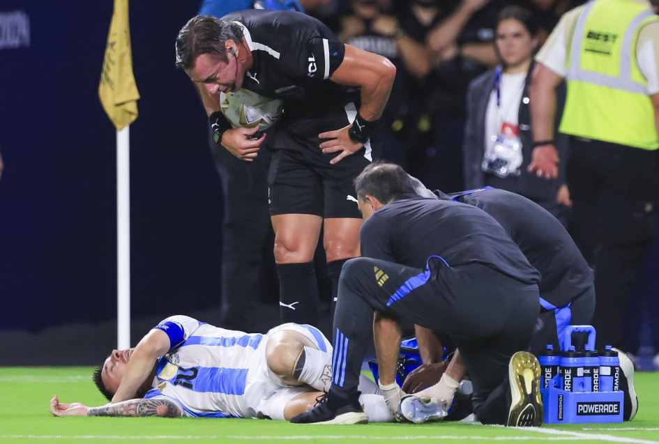 Lionel Messi sufrió una lesión en el tobillo que lo obligó a salir del terreno de juego. Esta es, quizá, la última imagen del astro argentino en la cancha durante una Copa América. Lionel Messi sufrió una lesión en el tobillo que lo obligó a salir del terreno de juego. Esta es, quizá, la última imagen del astro argentino en la cancha durante una Copa América.