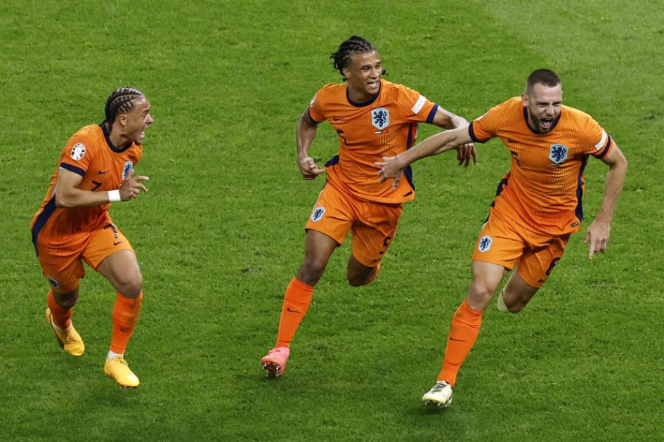 Stefan de Vrij (D) celebra con sus compañeros Nathan Ake (C) and Xavi Simons (I) el gol del empate. Stefan de Vrij (D) celebra con sus compañeros Nathan Ake (C) and Xavi Simons (I) el gol del empate.