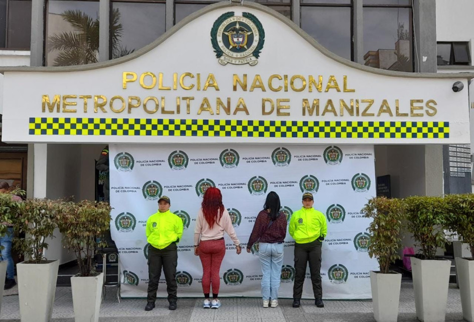 A las mujeres las capturaron miembros de la Sijín de Manizales como responsables de tres casos de hurto con el uso de escopolamina. A las mujeres las capturaron miembros de la Sijín de Manizales como responsables de tres casos de hurto con el uso de escopolamina.