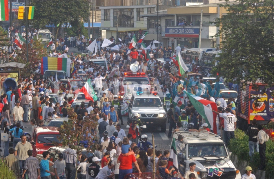 El 2 de julio del 2004, un día después de lograr el título de la Copa Libertadores, Manizales acompañó al Once Caldas en una caravana por la ciudad. El 2 de julio del 2004, un día después de lograr el título de la Copa Libertadores, Manizales acompañó al Once Caldas en una caravana por la ciudad.