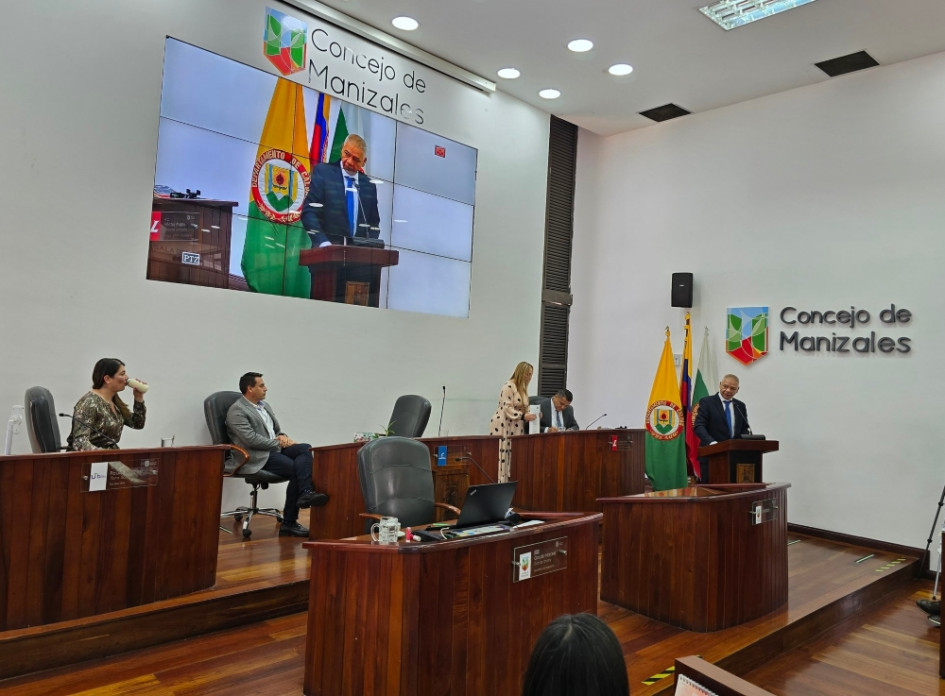 Luis Gonzalo Valencia, presidente del Concejo de Manizales, en su discurso de clausura del segundo periodo de sesiones ordinarias. Asiste el alcalde, Jorge Eduardo Rojas. Luis Gonzalo Valencia, presidente del Concejo de Manizales, en su discurso de clausura del segundo periodo de sesiones ordinarias. Asiste el alcalde, Jorge Eduardo Rojas.