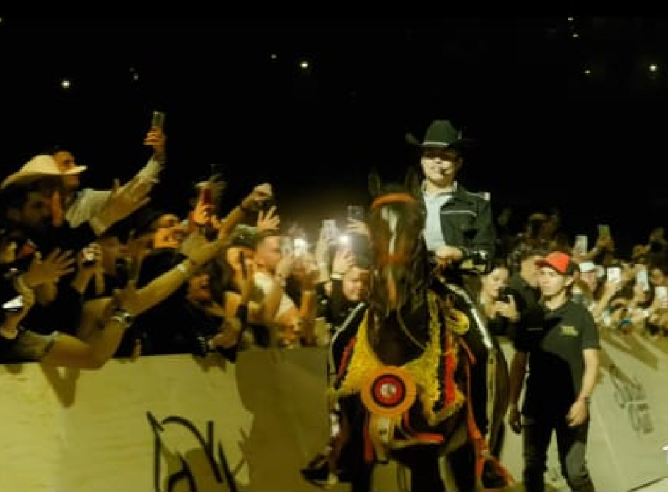 El cantante caldense Yeison Jiménez con la yegua La Mixtura de la Betulia durante su presentación en el Movistar Arena de Bogotá. El cantante caldense Yeison Jiménez con la yegua La Mixtura de la Betulia durante su presentación en el Movistar Arena de Bogotá.
