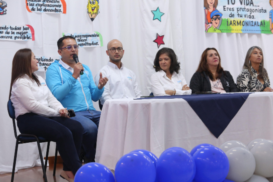 Confa presentó ayer en el Instituto Chipre su programa Influencia tu vida, pinta tu vida, que este año llegará a 16 colegios de Caldas. Confa presentó ayer en el Instituto Chipre su programa Influencia tu vida, pinta tu vida, que este año llegará a 16 colegios de Caldas.