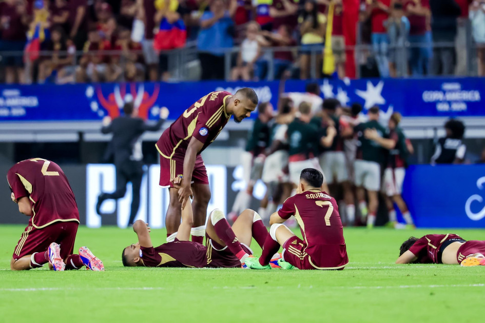 Los jugadores de Venezuela reaccionan después de perder ante Canadá (al fondo) durante el desempate desde el punto penal en el partido de cuartos de final de la Conmebol Copa América 2024 entre Venezuela y Canadá, en Arlington, Texas (EE. UU.). Los jugadores de Venezuela reaccionan después de perder ante Canadá (al fondo) durante el desempate desde el punto penal en el partido de cuartos de final de la Conmebol Copa América 2024 entre Venezuela y Canadá, en Arlington, Texas (EE. UU.).