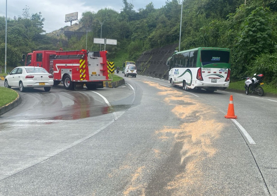 En este punto de la avenida Alberto Mendoza está el derrame de ACPM. En este punto de la avenida Alberto Mendoza está el derrame de ACPM.