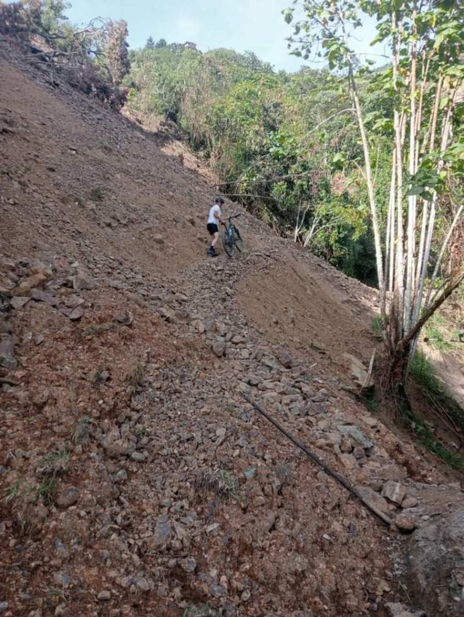 El desprendimiento de tierra no permite que haya un tránsito normal. El desprendimiento de tierra no permite que haya un tránsito normal.