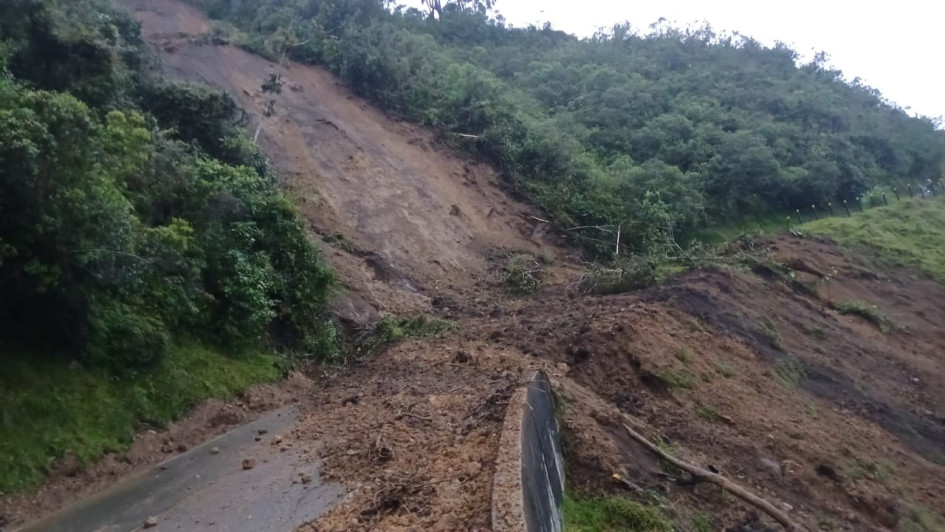 El derrumbe que tapó ambos carriles de la vía Manizales - Fresno (Tolima), cerca de Padua. El derrumbe que tapó ambos carriles de la vía Manizales - Fresno (Tolima), cerca de Padua.