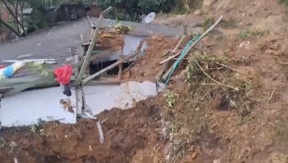 Un derrumbe sepultó una casa entre Norcasia y Samaná, una persona falleció. Un derrumbe sepultó una casa entre Norcasia y Samaná, una persona falleció.