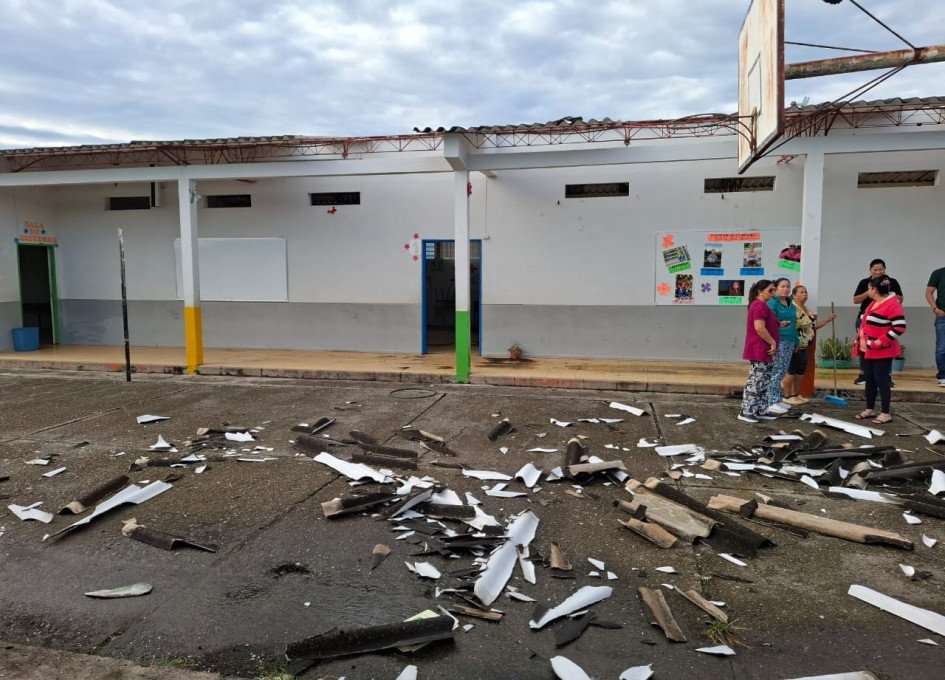 Dos salones de clase del colegio rural El Trébol, de Chinchiná, sufrieron en la madrugada de este lunes destechamiento parcial por un vendaval. La Alcaldía de Chinchiná atiende la emergencia y hace reparaciones en la infraestructura dañada. Dos salones de clase del colegio rural El Trébol, de Chinchiná, sufrieron en la madrugada de este lunes destechamiento parcial por un vendaval. La Alcaldía de Chinchiná atiende la emergencia y hace reparaciones en la infraestructura dañada.