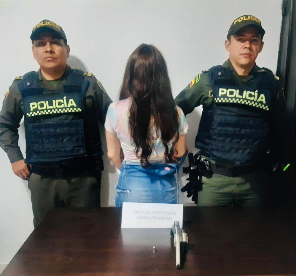 Natalia deberá responder por amenazas con arma de fuego y porte ilegal. Natalia deberá responder por amenazas con arma de fuego y porte ilegal.