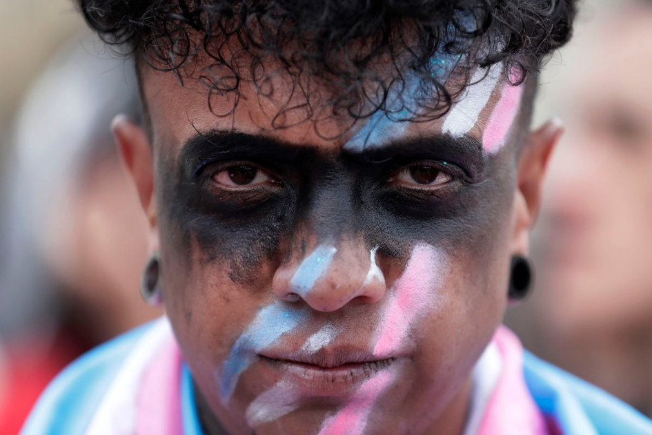Un integrante de la comunidad LGTBI posa durante la presentación de un acto artístico, en Bogotá Un integrante de la comunidad LGTBI posa durante la presentación de un acto artístico, en Bogotá