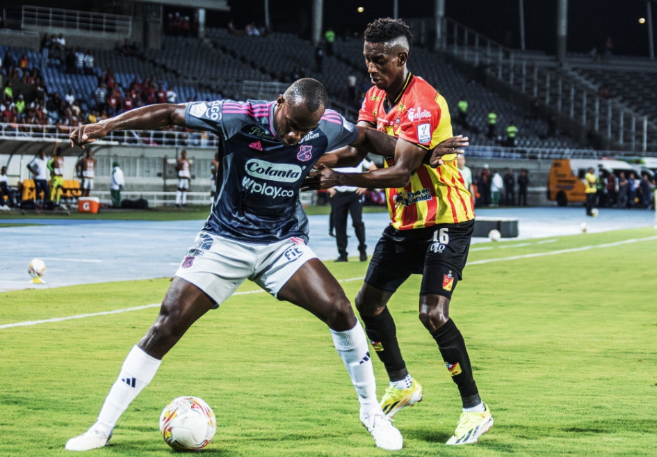 Eberton Moreno disputando un balón.