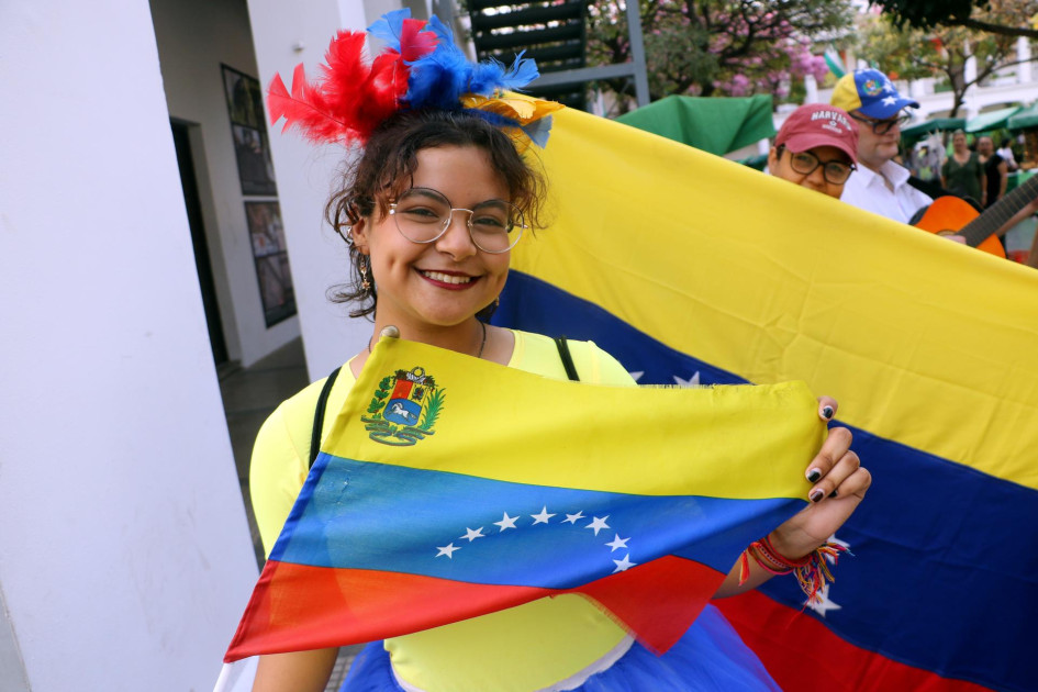 Una mujer posa durante una concentración de ciudadanos venezolanos durante la jornada de elecciones presidenciales en Venezuela este domingo, en Santa Cruz (Bolivia). Una mujer posa durante una concentración de ciudadanos venezolanos durante la jornada de elecciones presidenciales en Venezuela este domingo, en Santa Cruz (Bolivia).