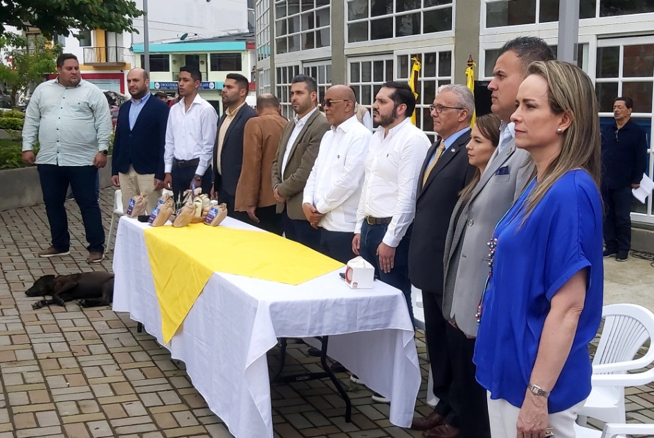 El embajador de República Dominicana en Colombia, Félix Aracena Vargas (c), en el parque principal de Neira (Caldas). El embajador de República Dominicana en Colombia, Félix Aracena Vargas (c), en el parque principal de Neira (Caldas).