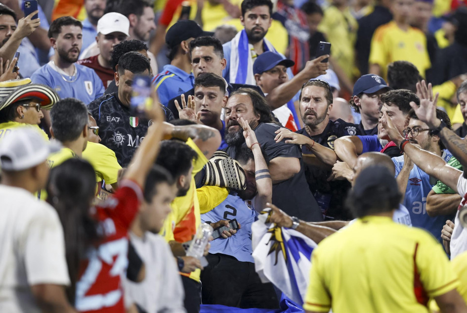 Las gradas del Bank of America Stadium se volvieron escenario de una pelea entre futbolistas de la selección uruguaya y aficionados de la colombiana. Las gradas del Bank of America Stadium se volvieron escenario de una pelea entre futbolistas de la selección uruguaya y aficionados de la colombiana.