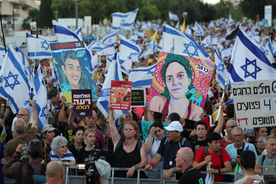 Familiares y familiares de rehenes israelíes retenidos por Hamas en Gaza y sus partidarios sostienen carteles, pancartas y banderas mientras participan en una marcha de protesta pidiendo la liberación de los rehenes, cuando llegaron a la oficina del primer ministro en Jerusalén. Familiares y familiares de rehenes israelíes retenidos por Hamas en Gaza y sus partidarios sostienen carteles, pancartas y banderas mientras participan en una marcha de protesta pidiendo la liberación de los rehenes, cuando llegaron a la oficina del primer ministro en Jerusalén.