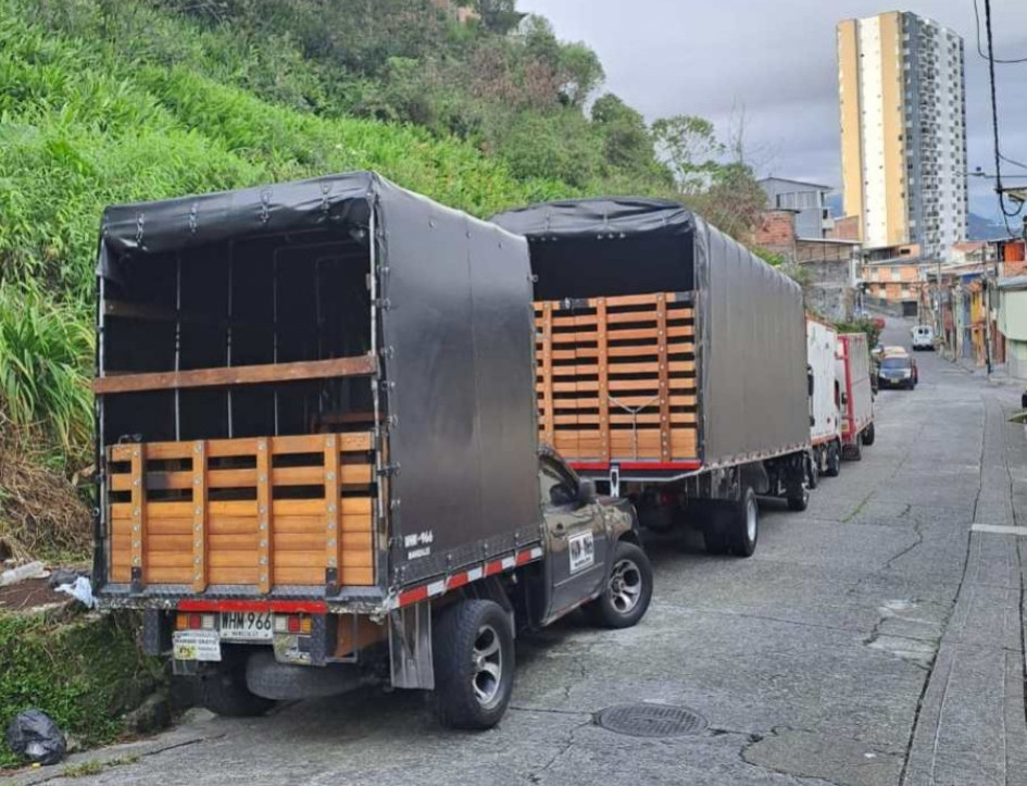 Habitantes de Cervantes no pueden hacer uso de la doble calzada por carros mal parqueados. Habitantes del sector no pueden hacer uso de la doble calzada.