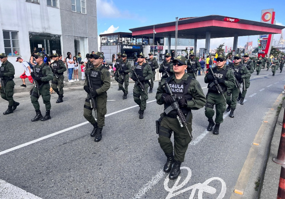 El Gaula de la Policía durante su recorrido por la Avenida Santander. El Gaula de la Policía durante su recorrido por la Avenida Santander. Policía durante su recorrido por la Avenida Santander.