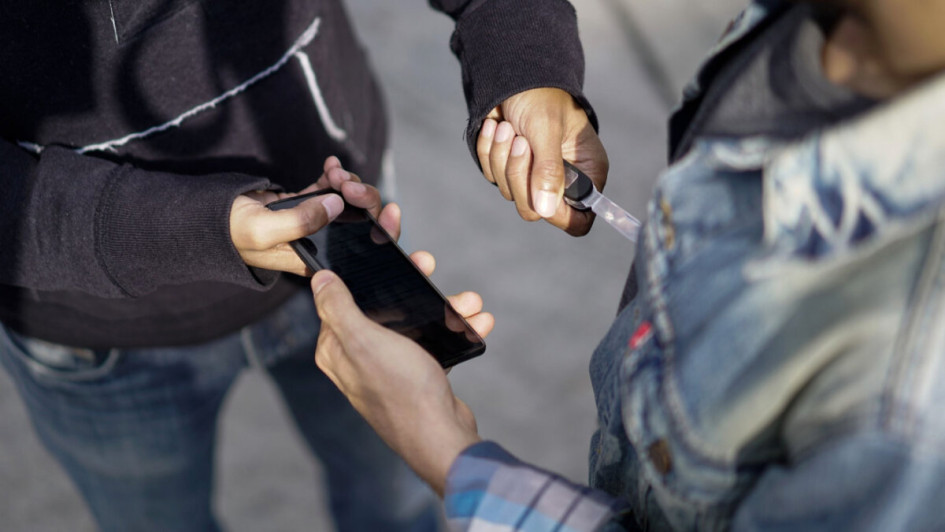 Los delincuentes utilizaron un arma cortopunzante para hurtarle un celular a una menor de edad. Los delincuentes utilizaron un arma cortopunzante para hurtarle un celular a una menor de edad.