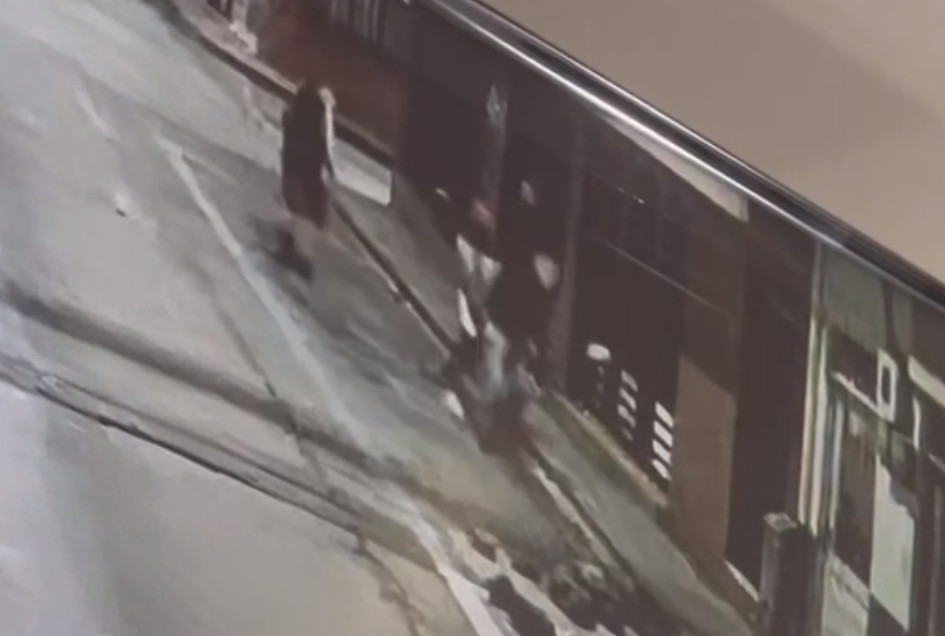 El momento del hurto y del ataque con arma blanca a un hombre en Chinchiná (Caldas). El momento del hurto y del ataque con arma blanca a un hombre en Chinchiná (Caldas).