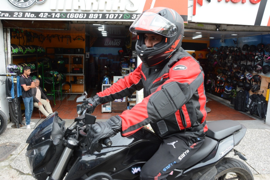 Los cascos integrales son los más adecuados para los motociclistas porque ofrecen mayor protección en el caso de un accidente. También son importantes los trajes y guantes especiales porque ayudan a reducir el impacto. Los cascos integrales son los más adecuados para los motociclistas porque ofrecen mayor protección en el caso de un accidente. También son importantes los trajes y guantes especiales porque ayudan a reducir el impacto.