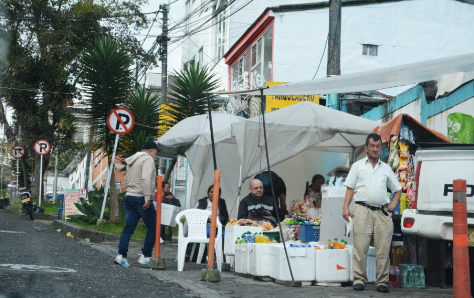 Los transeúntes sin andén por donde transitar. Los transeúntes sin andén por donde transitar.