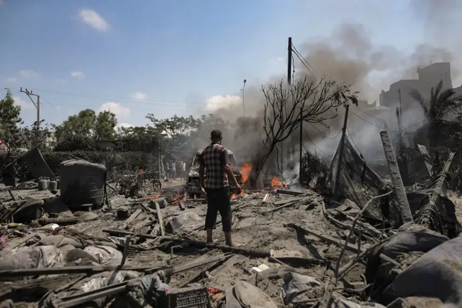 Varios palestinos inspeccionan la zona atacada en la zona de Al-Mawasi de Khan Yunis, en el sur de la Franja de Gaza. Varios palestinos inspeccionan la zona atacada en la zona de Al-Mawasi de Khan Yunis, en el sur de la Franja de Gaza.