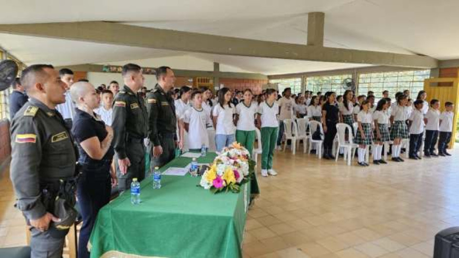 La Institución Rural La Cabaña, de Manizales, reconoce los avances en convivencia y destaca la colaboración de la Policía Nacional en un emotivo acto. La Institución Rural La Cabaña, de Manizales, reconoce los avances en convivencia y destaca la colaboración de la Policía Nacional en un emotivo acto.
