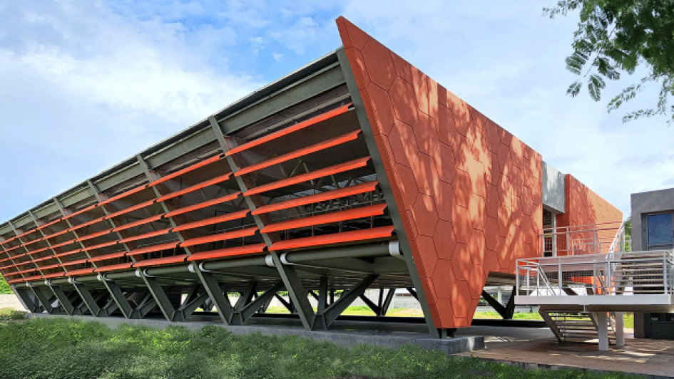 Cerca de 20.000 niños de Cesar han beneficiado con el revolucionario diseño. El arquitecto Edison Henao Carvajal, profesor de la Facultad de Ingeniería y Arquitectura de la Sede Manizales, lideró el diseño de los planos y la maquetación de esta megaobra junto con su equipo de trabajo, conformado por 6 de sus colegas. Cerca de 20.000 niños de Cesar han beneficiado con el revolucionario diseño. El arquitecto Edison Henao Carvajal, profesor de la Facultad de Ingeniería y Arquitectura de la Sede Manizales, lideró el diseño de los planos y la maquetación de esta megaobra junto con su equipo de trabajo, conformado por 6 de sus colegas.