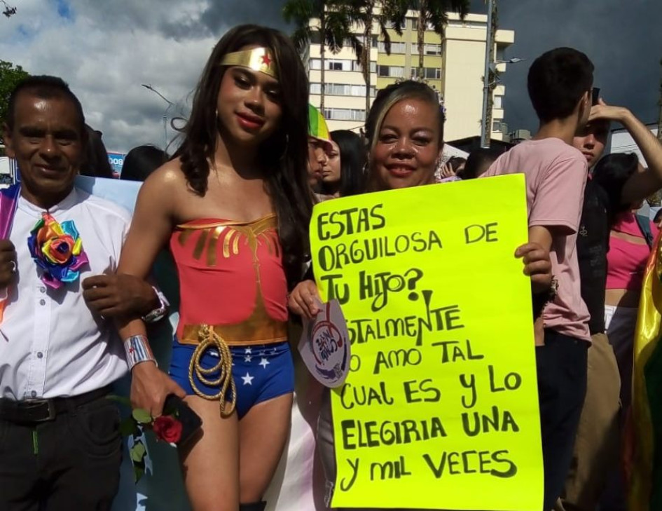 Un mensaje de apoyo a la comunidad LGBTIQ+ en la marcha en Manizales. Un mensaje de apoyo a la comunidad LGBTIQ+ en la marcha en Manizales.