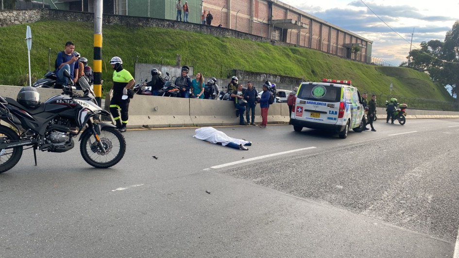 La víctima, identificada como César Augusto Moreno Villegas, murió instantáneamente tras chocar en su moto contra el separador.