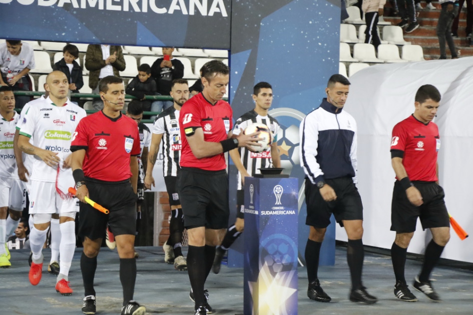 El brasileño Raphael Claus (c), que pitó en el estadio Palogrande en el 2019, dirigirá la final de la Copa América entre Colombia y Argentina. El brasileño Raphael Claus (c), que pitó en el estadio Palogrande en el 2019, dirigirá la final de la Copa América entre Colombia y Argentina.