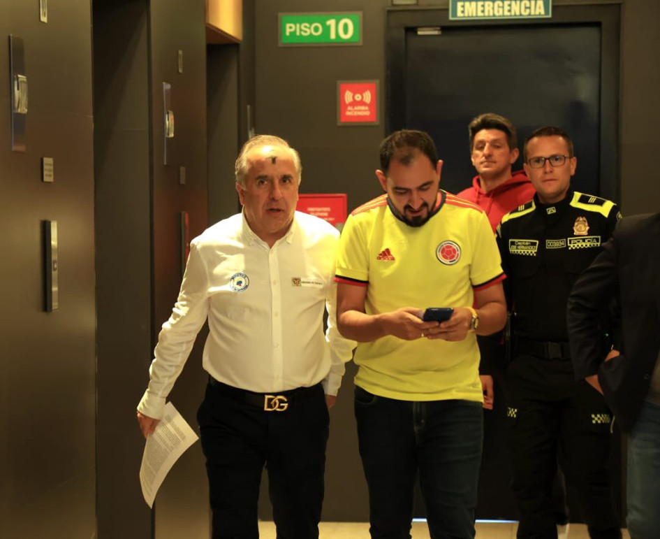 Hace 17 meses (22 febrero del 2023) se levantó el paro de taxistas luego de horas de diálogo entre el entonces ministro de Transporte, Guillermo Reyes (izq.), y Julián Osorio, representante del gremio de los taxistas. Hace 17 meses (22 febrero del 2023) se levantó el paro de taxistas luego de horas de diálogo entre el entonces ministro de Transporte, Guillermo Reyes (izq.), y Julián Osorio, representante del gremio de los taxistas.