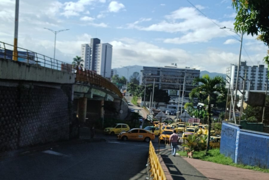 Paro de taxistas bloquea la glorieta de la calle 14 con Avenida Belalcázar Paro de taxistas bloquea la glorieta de la calle 14 con Avenida Belalcázar