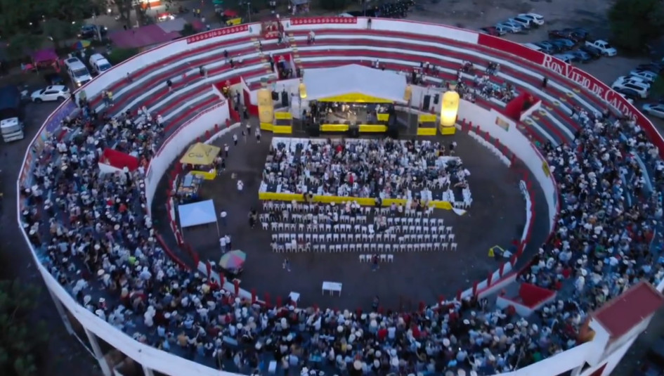 Plaza de toros La Sevillana el 1 de julio durante el remate de las Fiestas de la Colación. Plaza de toros La Sevillana el 1 de julio durante el remate de las Fiestas de la Colación.