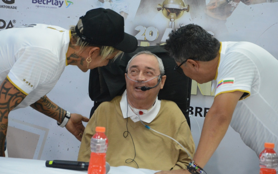 El profesor Luis Fernando Montoya con Dayro Moreno (i) y César Hernández, dos jugadores que integraron el plantel del Once Caldas que ganó la Copa Libertadores del 2004. El profesor Luis Fernando Montoya con Dayro Moreno (i) y César Hernández, dos jugadores que integraron el plantel del Once Caldas que ganó la Copa Libertadores del 2004.