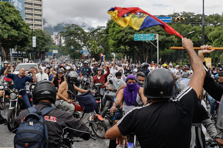 Personas recorren las calles en motocicletas durante una protesta por los resultados de las elecciones presidenciales este lunes, en Caracas (Venezuela). Personas recorren las calles en motocicletas durante una protesta por los resultados de las elecciones presidenciales este lunes, en Caracas (Venezuela).