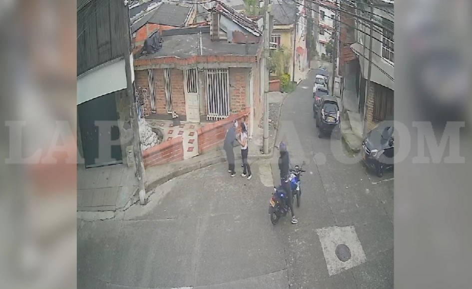 Momento del hurto en Santa Rosa de Cabal (Risaralda). Momento del hurto en Santa Rosa de Cabal (Risaralda).