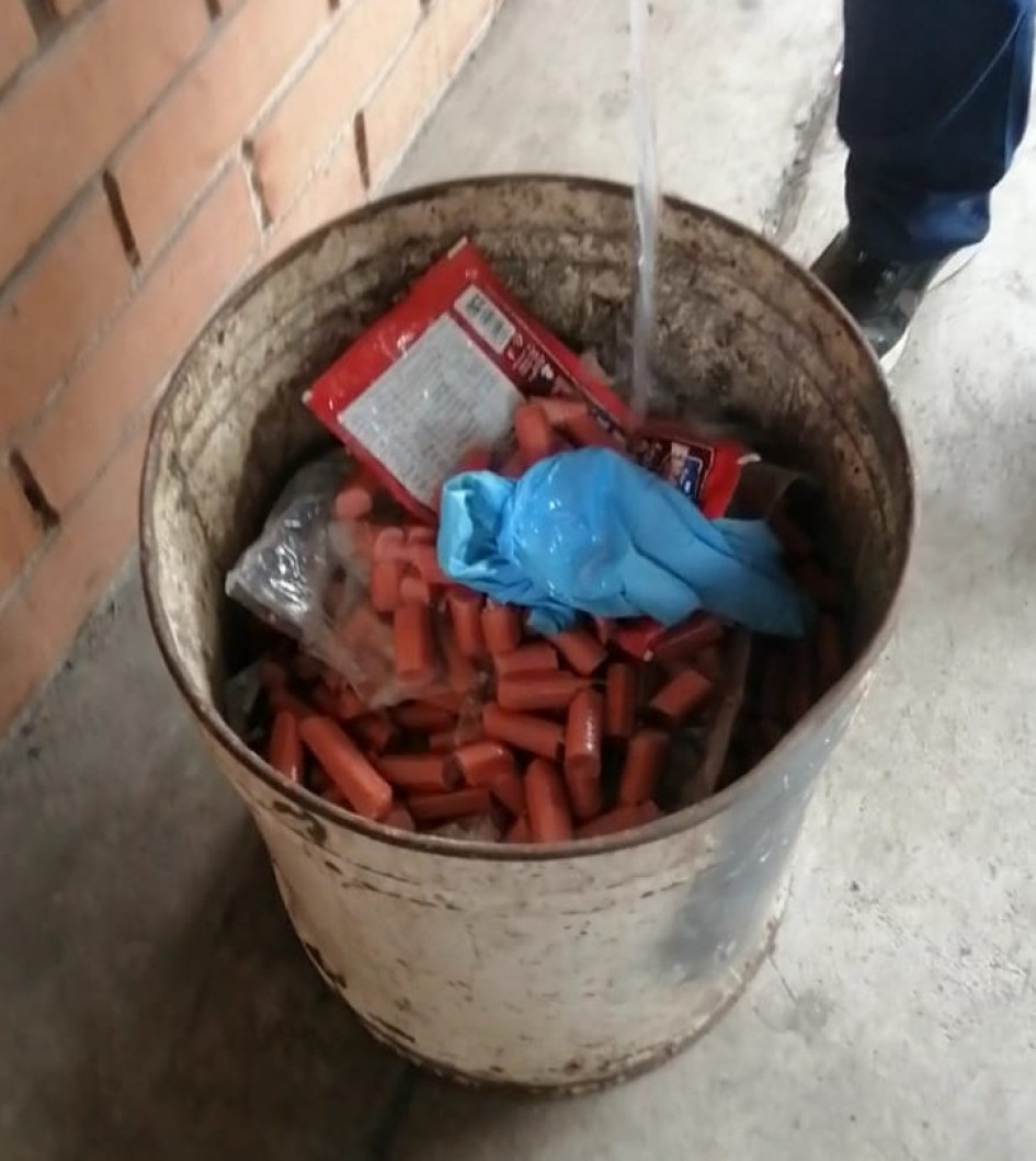 Los funcionarios de la Alcaldía de Manizales destruyeron las salchichas vencidas. Los funcionarios de la Alcaldía de Manizales destruyeron las salchichas vencidas.