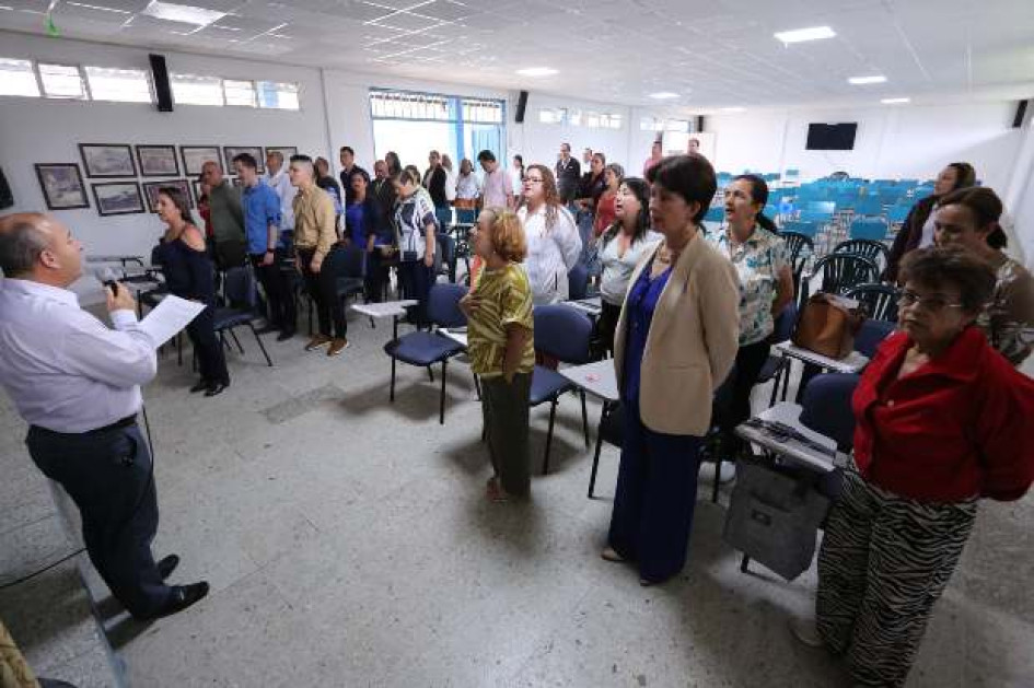 Los padres convocaron a una reunión para exponer las decisiones a favor del colegio e invitar a acompañarlo en sus procesos Los padres convocaron a una reunión para exponer las decisiones a favor del colegio e invitar a acompañarlo en sus procesos