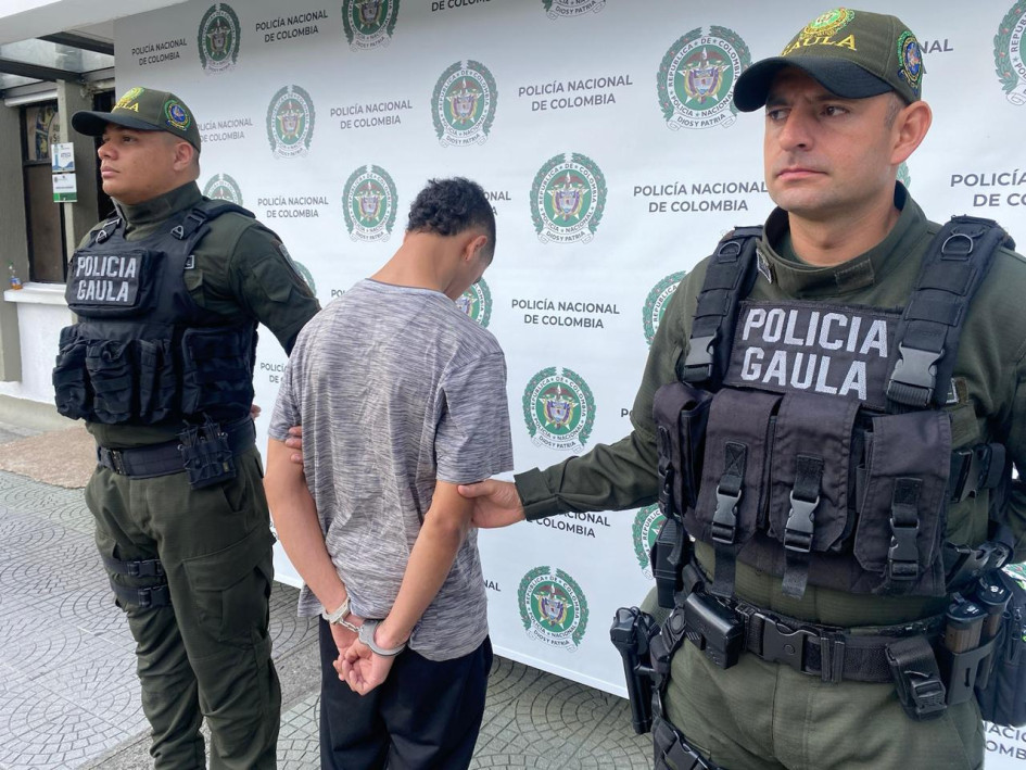 El hombre capturado intimidó a la víctima y la retuvo contra su voluntad para robarle el dinero. El hombre capturado intimidó a la víctima y la retuvo contra su voluntad para robarle el dinero.