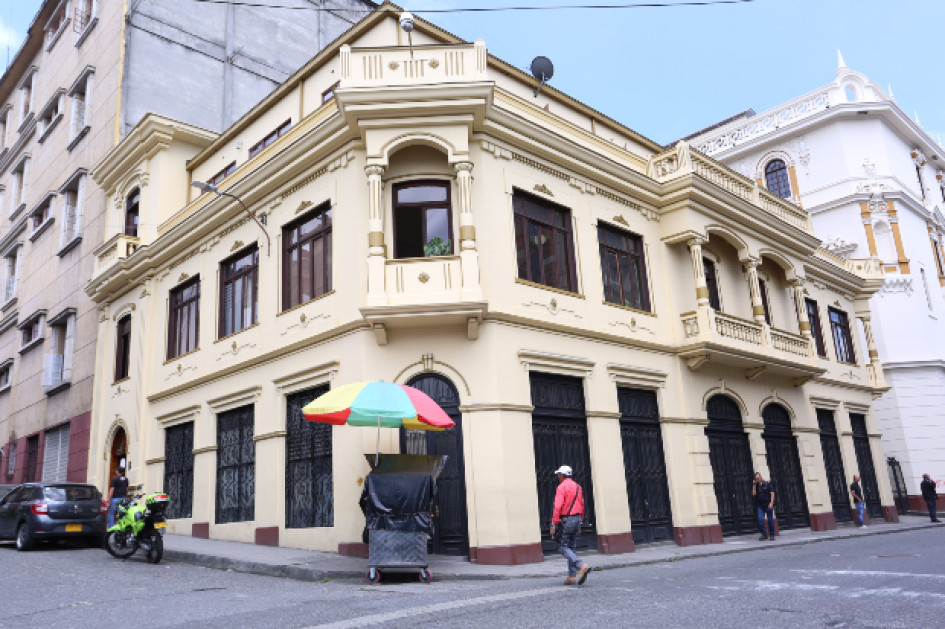 En la Casa Hoyos, detrás del llamado edificio de la Licorera, funciona la Secretaría de Educación de Caldas, a una cuadra de la Plaza de Bolívar de Manizales En la Casa Hoyos, detrás del llamado edificio de la Licorera, funciona la Secretaría de Educación de Caldas, a una cuadra de la Plaza de Bolívar de Manizales